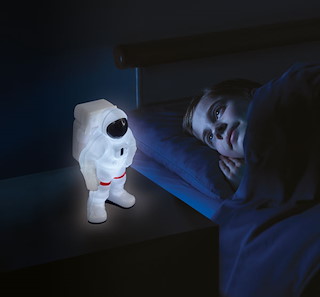 E86C8C81_E2066Astronaut-girl-nightlight-lifestyle-web.jpg