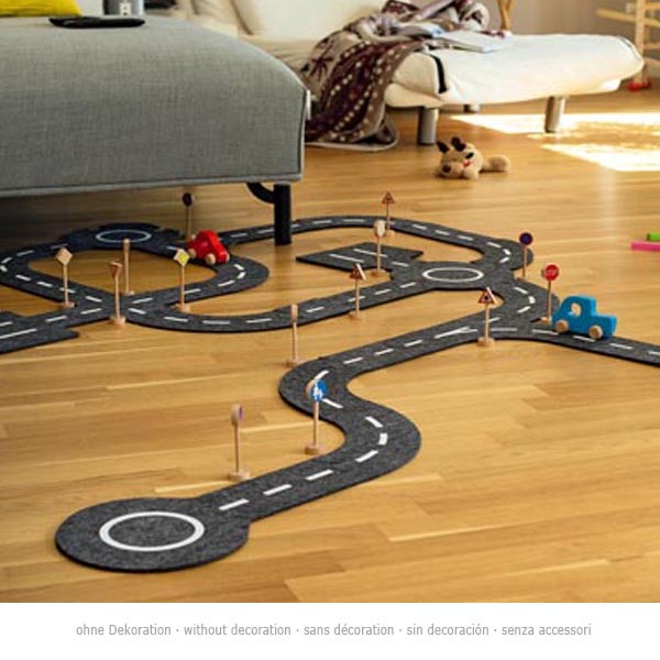 Spielstraße mit 2 Fahrzeugen