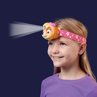 316283C1_NIC1021-Paw-Patrol-Skye-Head-Torch-Lifestyle-2-blue-background-WEB.jpg
