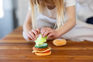 74514E63_4244_TeddyHamburgerHands_LOW.jpg