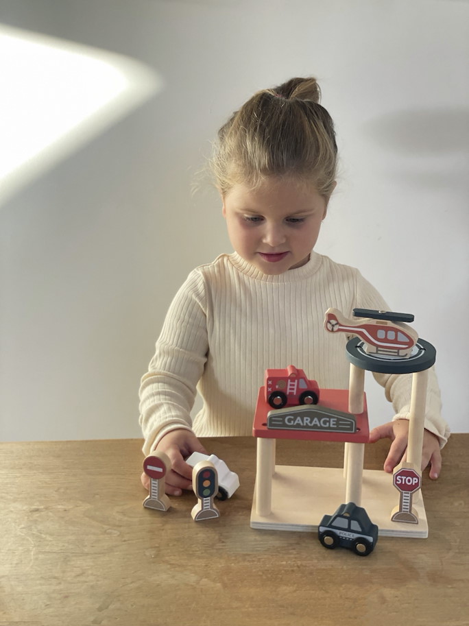 Holzgarage mit Fahrzeugen