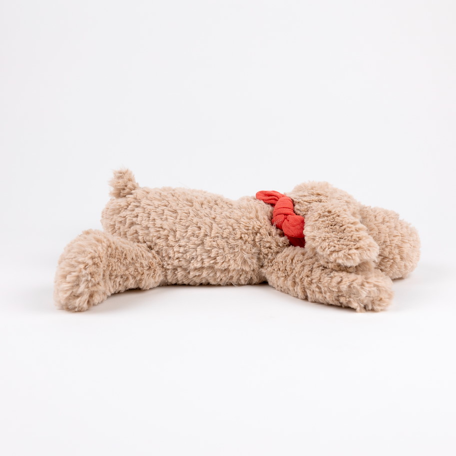 Liegender Hund Gabi medium