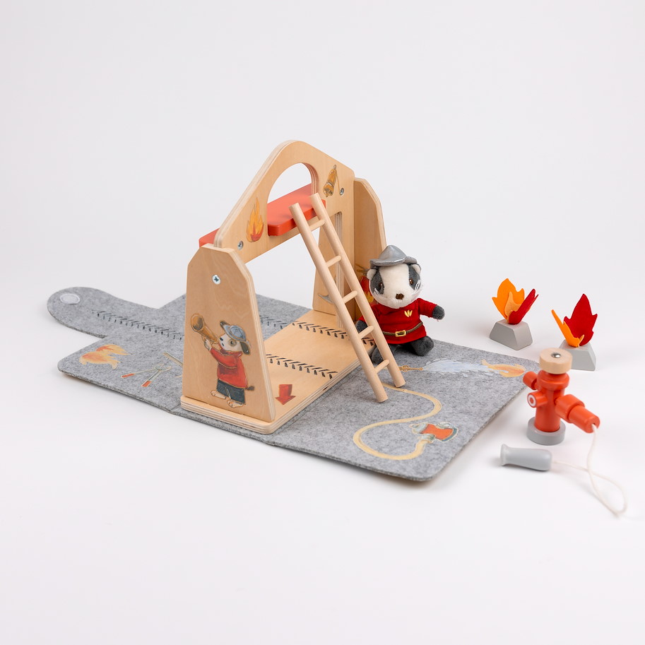 Feuerwehrhaus aus Filz mit Miniatur-Freund