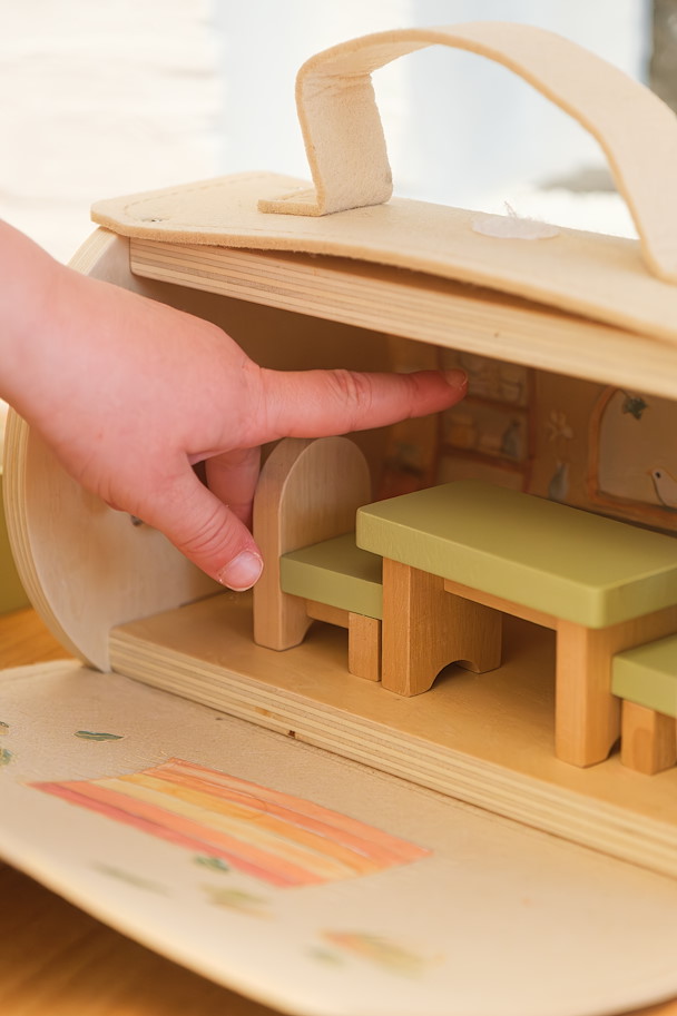 Blockhaus mit Miniatur-Freund