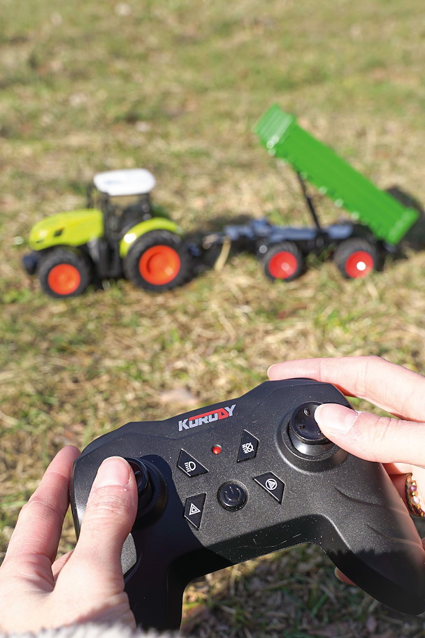 Traktor mit Anhänger,ferngesteuert, 1:24